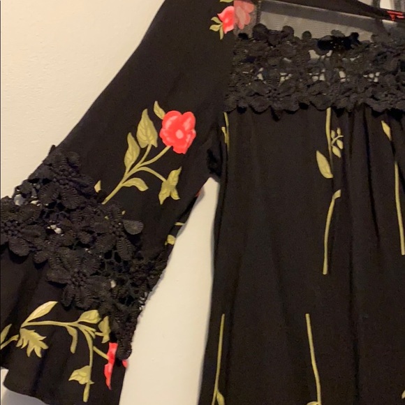 Bell sleeve Floral top🌷w/embroidery & mesh detail - Picture 3 of 6